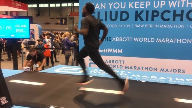 LES RUNS Attempts Eliud Kipchoge’s World Record Marathon Pace смотреть онлайн