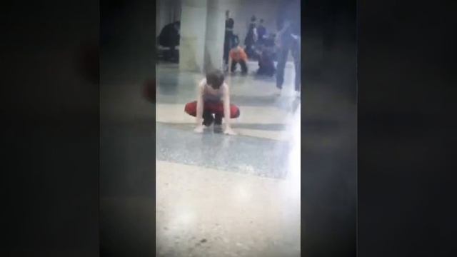 Дамир жмёт 30!!)) на брейк данс делает черепаху, стоит на руках, крутит колесо)) смотреть онлайн