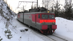 Квартет ВЛ11М-252/254 следует резервом между скал