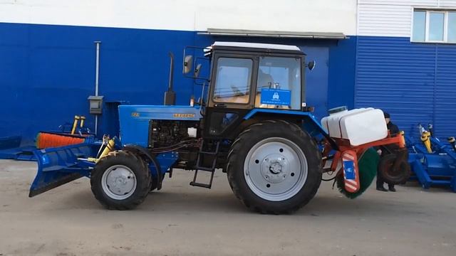Беларус МТЗ-82.1 с отвалом и щеткой с поливом смотреть онлайн