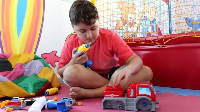 Maria Clara e JP brincando com caminhão de brinquedo | Pretend Play With Toy Mechanic for kids смотреть онлайн