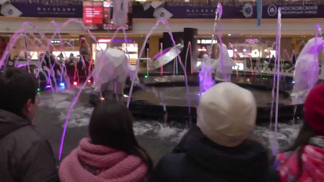 Фонтан, мужик в розовой кепке и подростки! Москва-Сити (Афимолл). Россия (Russia), Moscow (Москва). смотреть онлайн