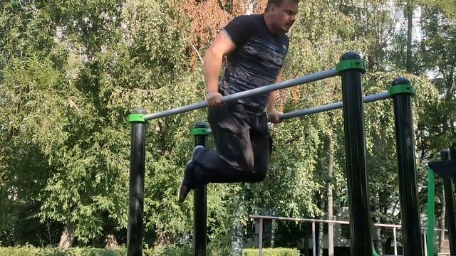 Отжимания на брусья при собственном весе ~120 кг смотреть онлайн