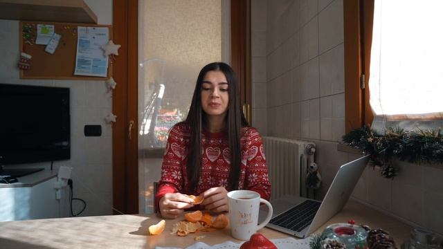 ВЛОГМАС : Я ПЕРЕЕЗЖАЮ!!! Украшаем елку, моя тренировка и первые подарки смотреть онлайн
