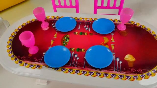 Barbie misafirleri bekliyor. Yemek yapma ve giyim oyunu смотреть онлайн