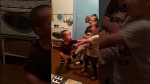 Дети дерутся как дети дерутся