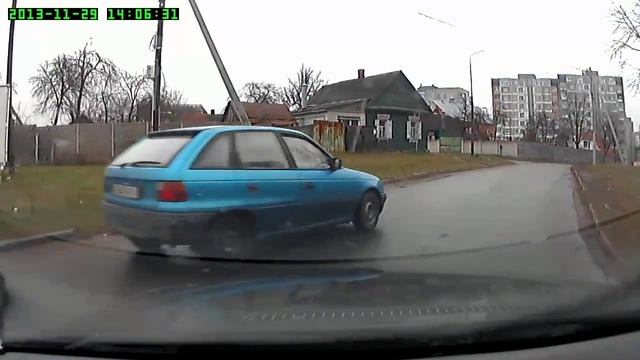 У Опель астра помеха справа, равнозначный перекресток. смотреть онлайн