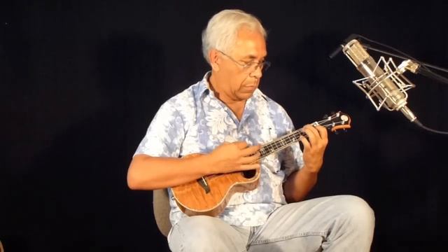 Kimo Hussey compares a tenor ukulele and a Baritone ukulele смотреть онлайн