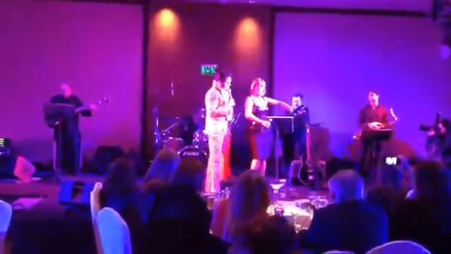 Andrés Serrano (Elvis Presley) dúo con Andrea Tessa en Sheraton Santiago смотреть онлайн