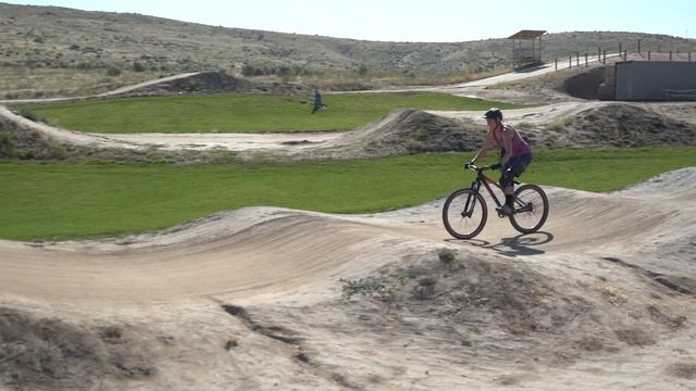 How To Gain Speed On PumpTracks & Trails - How To Pump A Bike смотреть онлайн