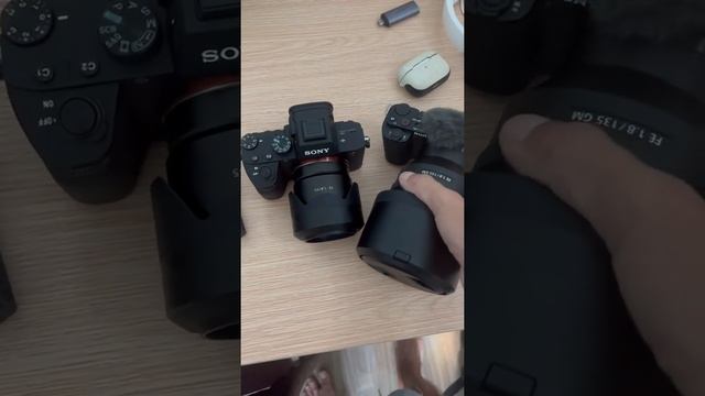 Sony A7-3 55mm 1.8 или Sony Zv-e10 135mm 1.8? Что выбрать для стрит фото?