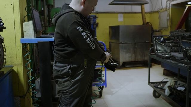 Mazda6 gg 2.0. Чистка клапанной крышки и маслоотделителя, замена прокладок. смотреть онлайн