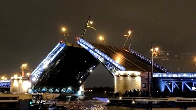 Санкт-Петербург. Развод мостов с экскурсионного катера. St.Petersburgs drawbridges.
