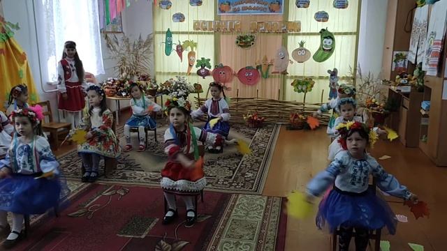 Таночок з осінніми листочками смотреть онлайн