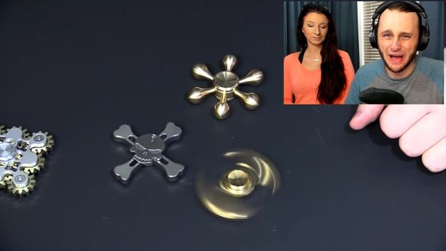 WE HAVE A FIDGET SPINNER FIGHT! смотреть онлайн