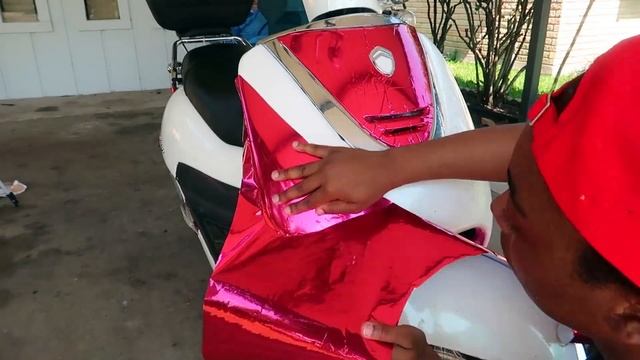 Vinyl Wrapping Scooter смотреть онлайн