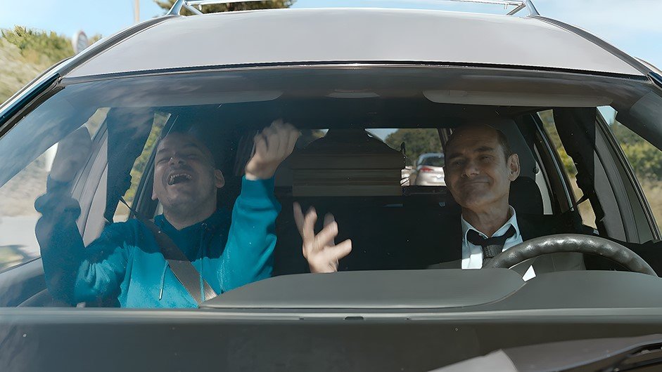 Этому быть 2022 Два абсолютно непохожих человека вынуждены вместе отправиться на юг Франции смотреть онлайн