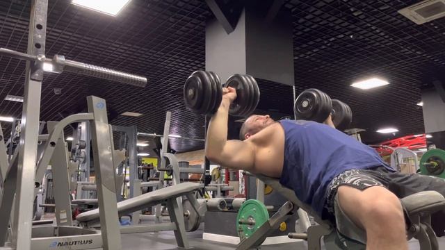 Жим гантелей в наклоне смотреть онлайн