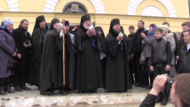 Владыка Лонгин, о. Серафим и о. Власий отпускают голубей на Благовещение смотреть онлайн