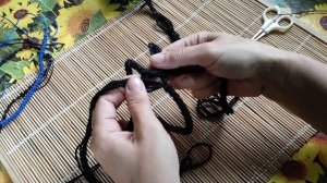 Делаем шерстяной крестик на четках, соединяя их таким образом в кольцо.