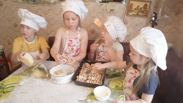 ВНУЧКИ В ГОСТЯХ. СНОВА ГОТОВИМ - СОСИСКИ В СУШКАХ. смотреть онлайн