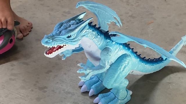 Dinos and Dragons, pretend play, Zuru Robo Alive, Ice Blasting Dragon, and Soft T-Rex Dinosaur Toy смотреть онлайн