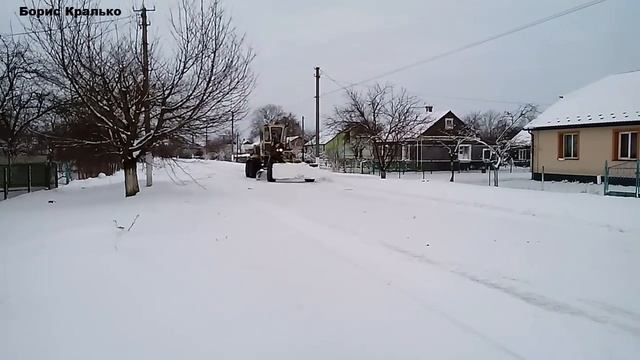 Трактор ДТ 75 и Автогрейдер ДЗ 143 чистка дороги от снега. смотреть онлайн