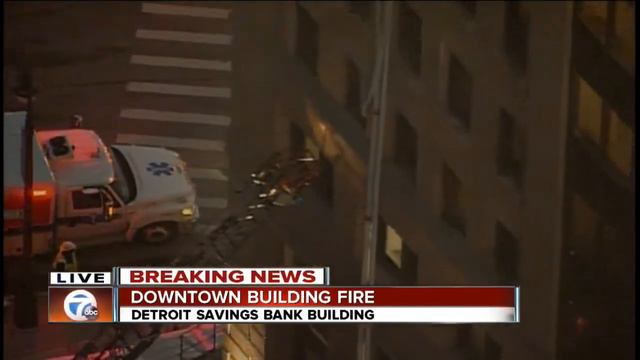 Fire at high rise in downtown Detroit смотреть онлайн