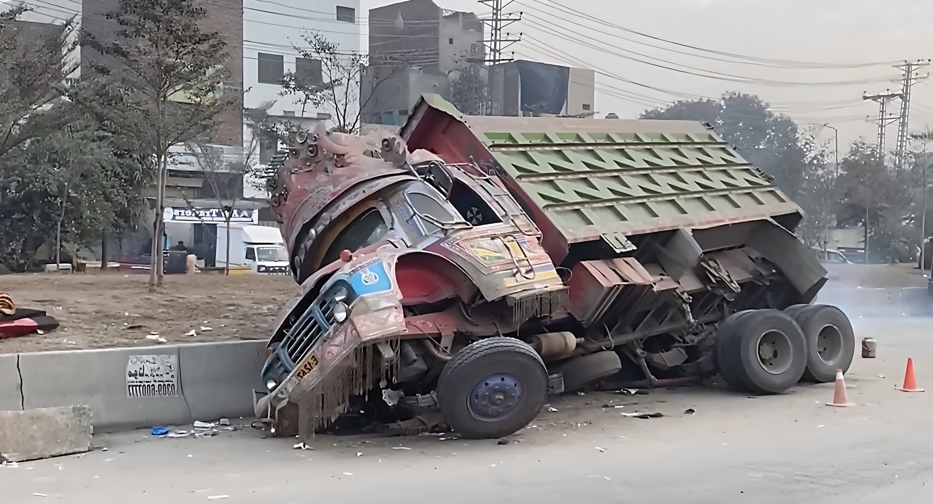 Заядлые пакистанцы перегрузили 30-тонный самосвал. Рессоры не выдержали, подвеска посыпалась. смотреть онлайн