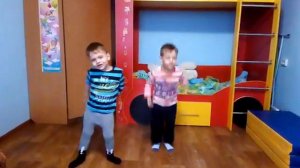 Песня для Мамы. Есть Мама у котёнка. Анхелика тоже хочет быть в кадре.