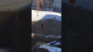 Весна.Солнышко.Дети купаются в луже.