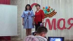 Песня «Ах, эти тучи в голубом». На сцене Новоуспенского ДК Валентина Вострякова и Наталия Смирнова
