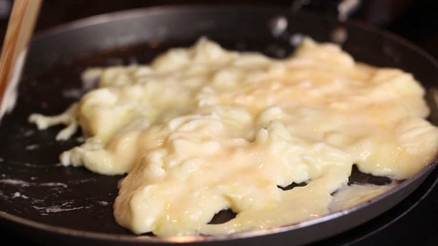 КАК ПРИГОТОВИТЬ ОМЛЕТ НА СКОВОРОДЕ. Омлет на сковороде с помидорами! смотреть онлайн