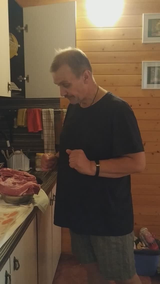 Подготовка компонентов для приготовления горохового супа.