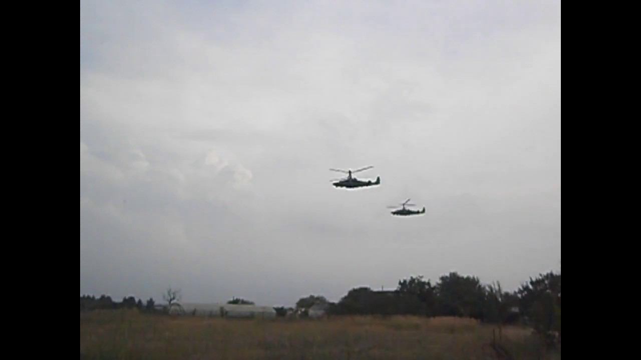 Two Ka-52 low flyby during Aviadarts-2016 (Crimea) смотреть онлайн