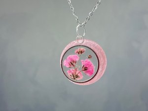 Мастер-класс эпоксидная смола. Розовый кулон с гипсофилой