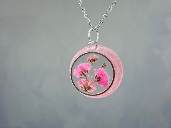 Мастер-класс эпоксидная смола. Розовый кулон с гипсофилой