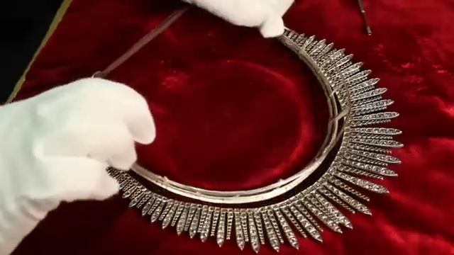 Transforming the kokoshnik tiara at Kensington Palace смотреть онлайн
