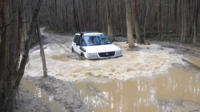 Subaru Forester Off Road - Wombat bog hole in winter смотреть онлайн