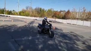 Упражнение на мотоцикле: остановка в повороте на малой скорости