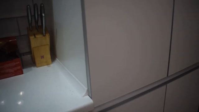 Кухня из итальянского пластика в алюминиевой рамке, с матовыми фасадами смотреть онлайн