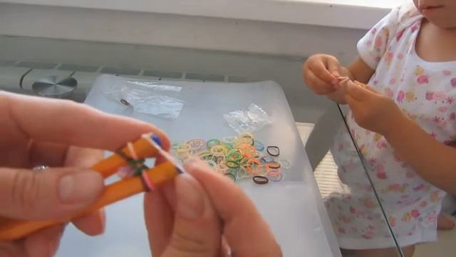 Плетем Rainbow Loom браслет без станка. How to make a Rainbow Loom bracelet without the loom смотреть онлайн