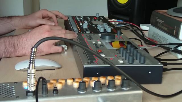 Octatrack + Pocket Piano = FM Arp смотреть онлайн