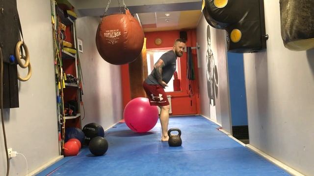 Тренировка с одной гирей на мышцы кора и мышцы ног смотреть онлайн