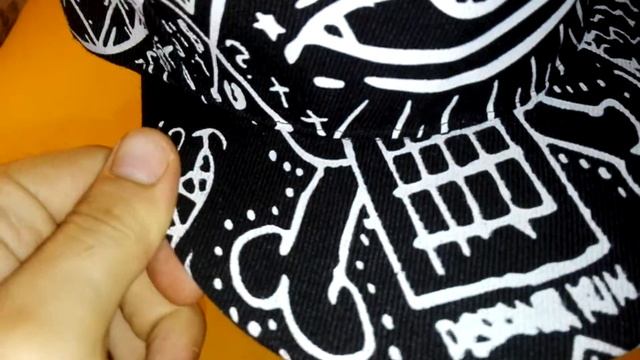 обзор черно белой бейсболки с прямым козырьком. смотреть онлайн