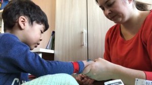 ОН ЕЛЕ ВЫТЕРПЕЛ почти 2 УКОЛА И ЧУТЬ НЕ УБЕЖАЛ Мы попали в вену??? УКОЛ РЕБЕНКУ ВИДЕО