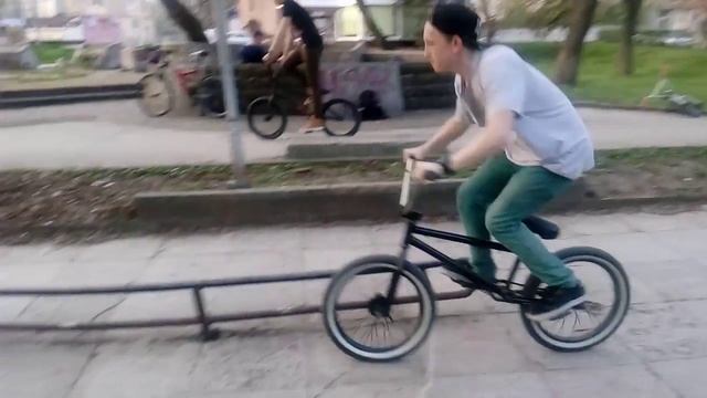 Екстремальные трюки на BMX ради квартиры от Полис груп :) смотреть онлайн