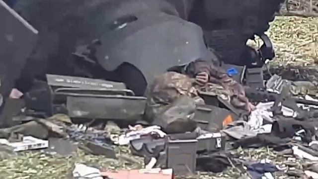 ??????NATO軍のYPR-765装甲車、破壊されたままの姿がザポリージャ地域に。隣には乗員が横たわる。#戦火の犠牲 #破壊 #NATO #YPR765 #ザポリージャ смотреть онлайн