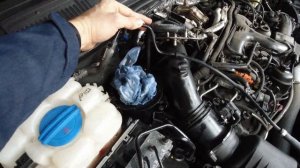 Замена масла в двигателе на Volkswagen Touareg NF 3.0 TDI 2014 года,