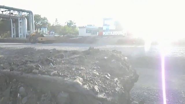 Островок старого асфальта на ремонте дороги в Майкудуке смотреть онлайн
